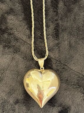 UNIQUE CHAIN. Sterling Silver Heart HUGE Puffy Pendant Necklace.
Awesome